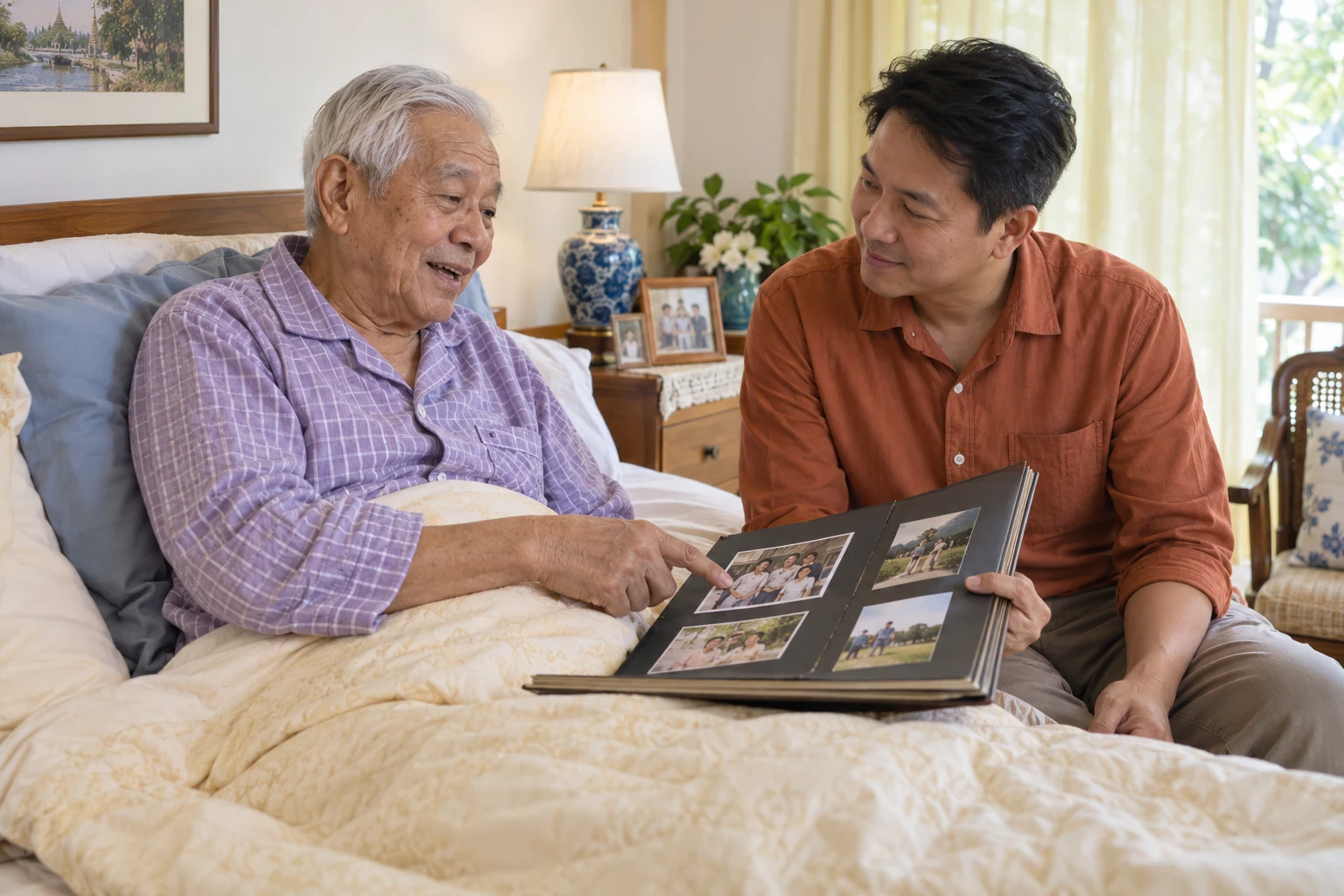 ชายสูงวัยนั่งพิงหมอนบนเตียง ดูอัลบั้มภาพครอบครัวและพูดคุยกับลูกชาย