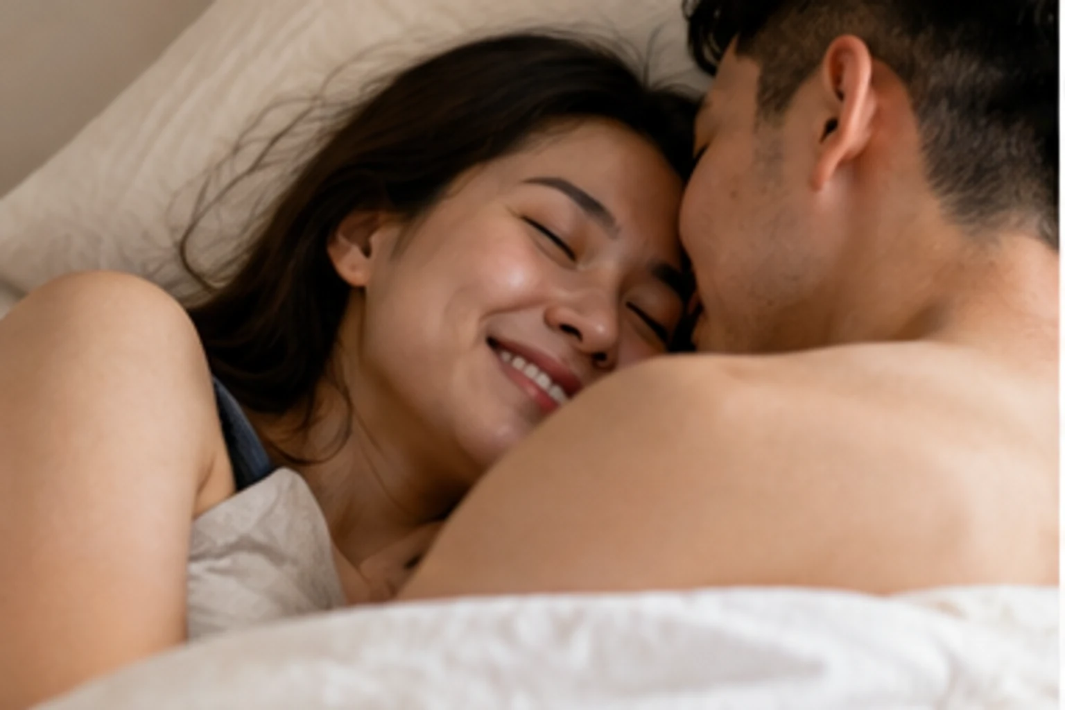 คู่รักผู้ใหญ่พักผ่อนและสื่อสารกันอย่างใกล้ชิดในบรรยากาศที่เคารพความยินยอม